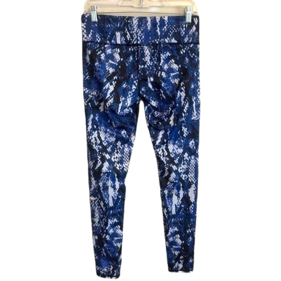 ALO Yoga Blue Patterned Leggings - Picture 2 of 9